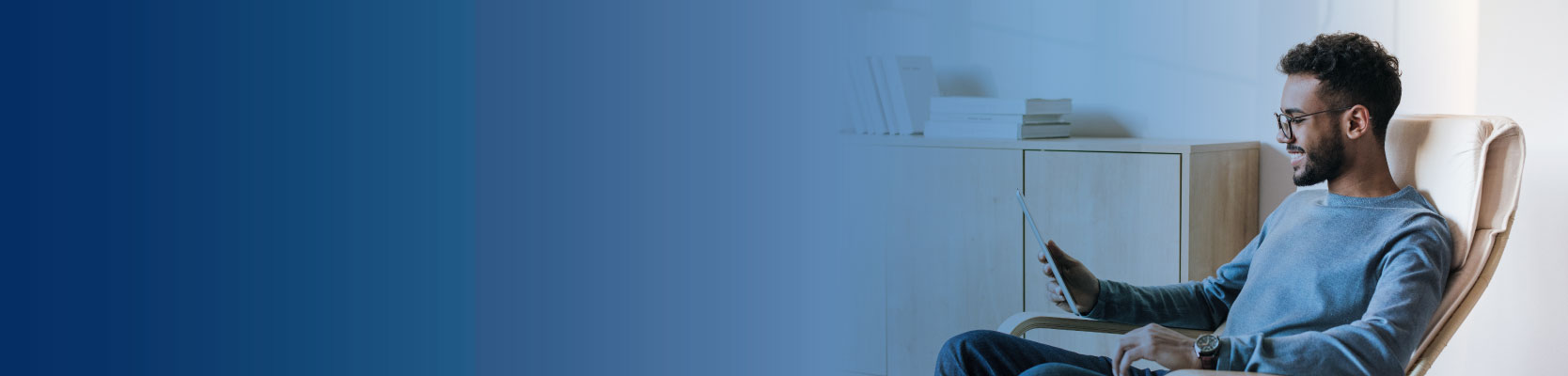 hombre joven revisando su tablet